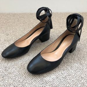 Gianvito Rossi black leather pumps with ankle ties